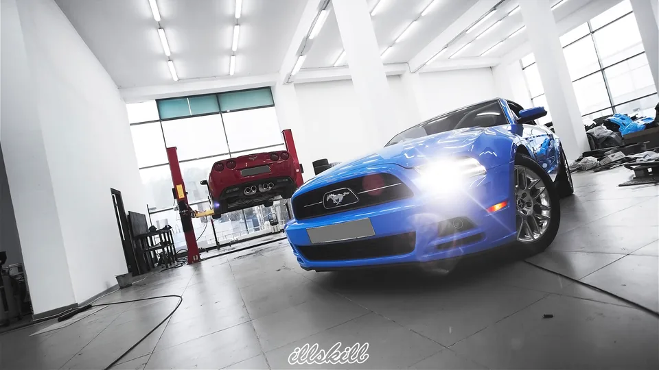 Синий Ford Mustang в мастерской