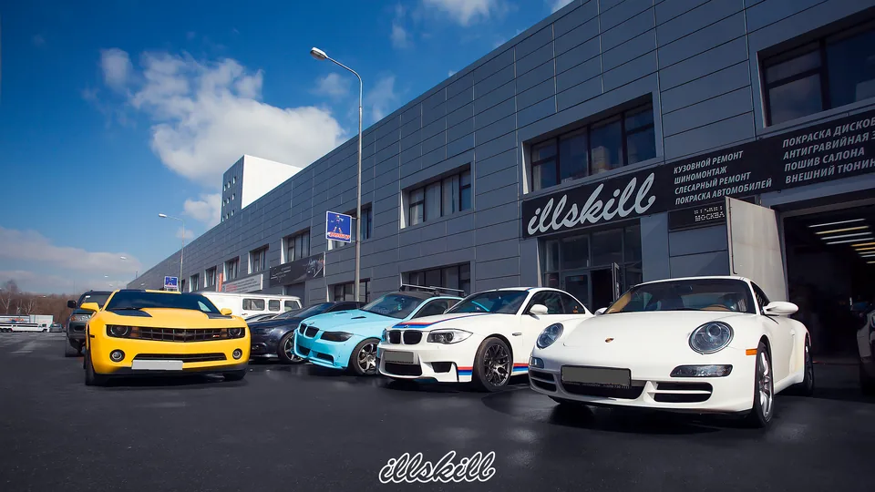 Chevrolet Camaro, BMW и Porsche у мастерской