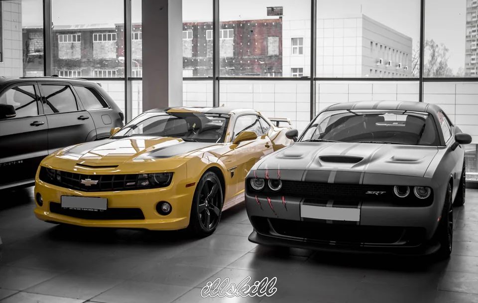 Chevrolet Camaro и Dodge Challenger в мастерской