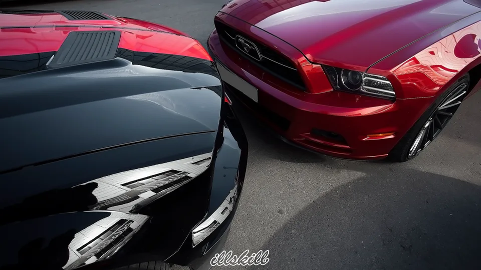 Красный и чёрный Ford Mustang