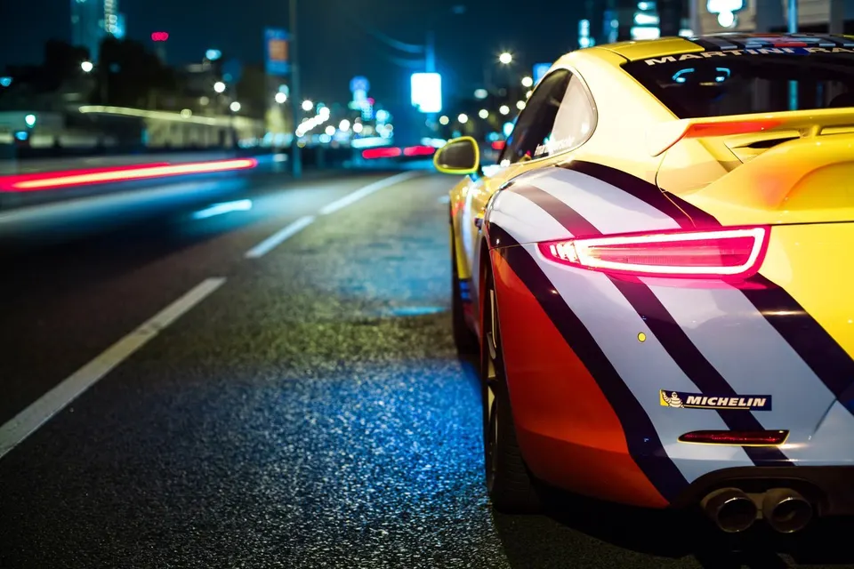 Porsche с контрастной графикой кузова