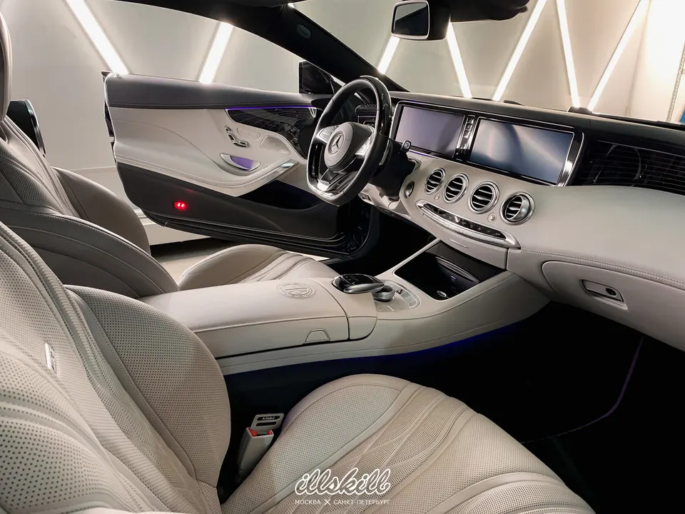 Светлый салон Mercedes-Benz, вид через открытую дверь