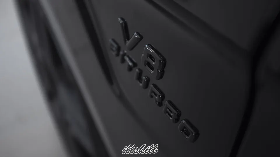 Чёрная надпись V8 BITURBO на крыле автомобиля