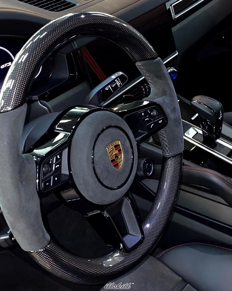 Руль Porsche с отделкой обода и элементы центральной консоли