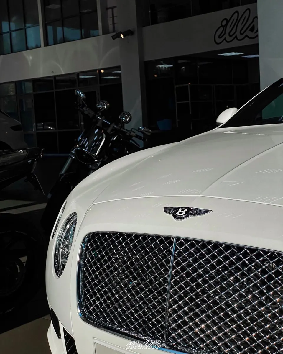 Передняя часть белого Bentley в мастерской