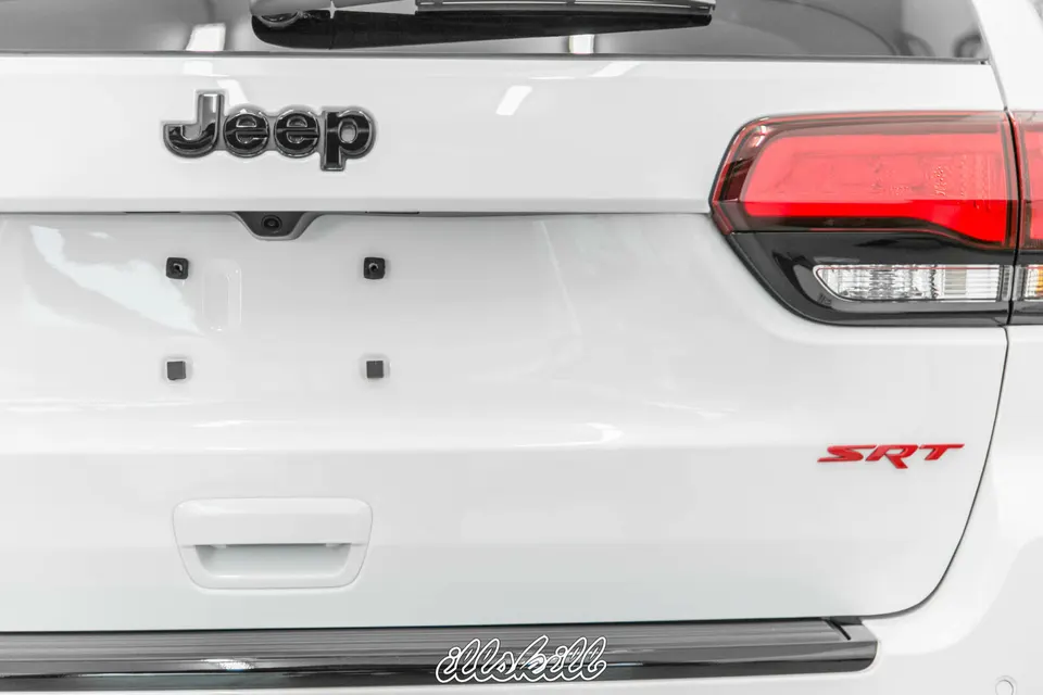 Чёрная надпись Jeep на белой крышке багажника