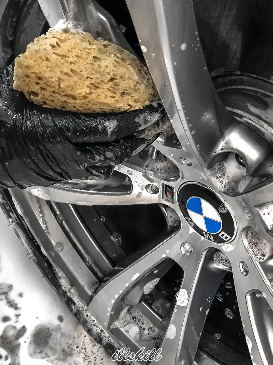 Очистка диска BMW щёткой