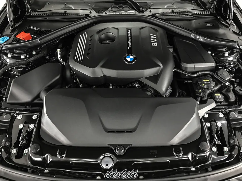 Двигатель и пластиковые панели моторного отсека BMW