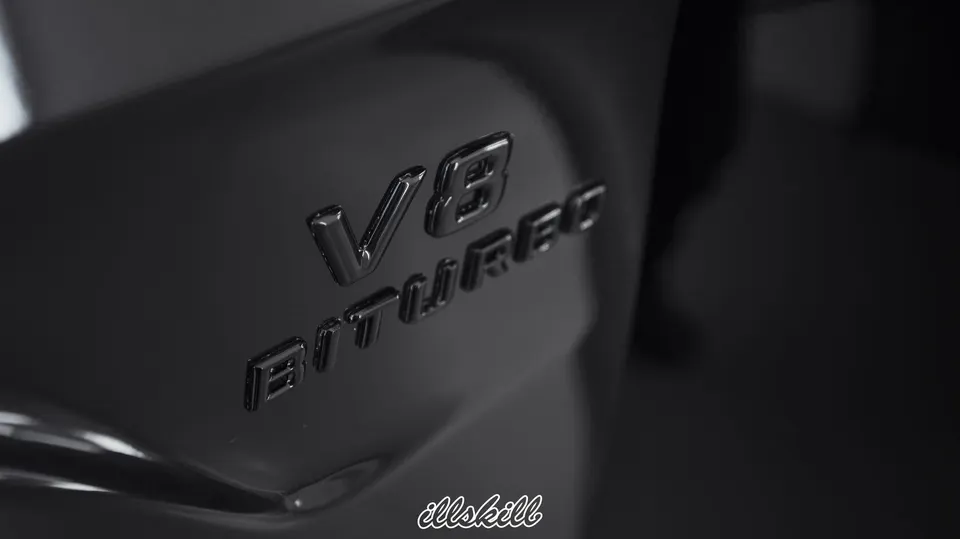 Чёрная надпись V8 BITURBO на кузове