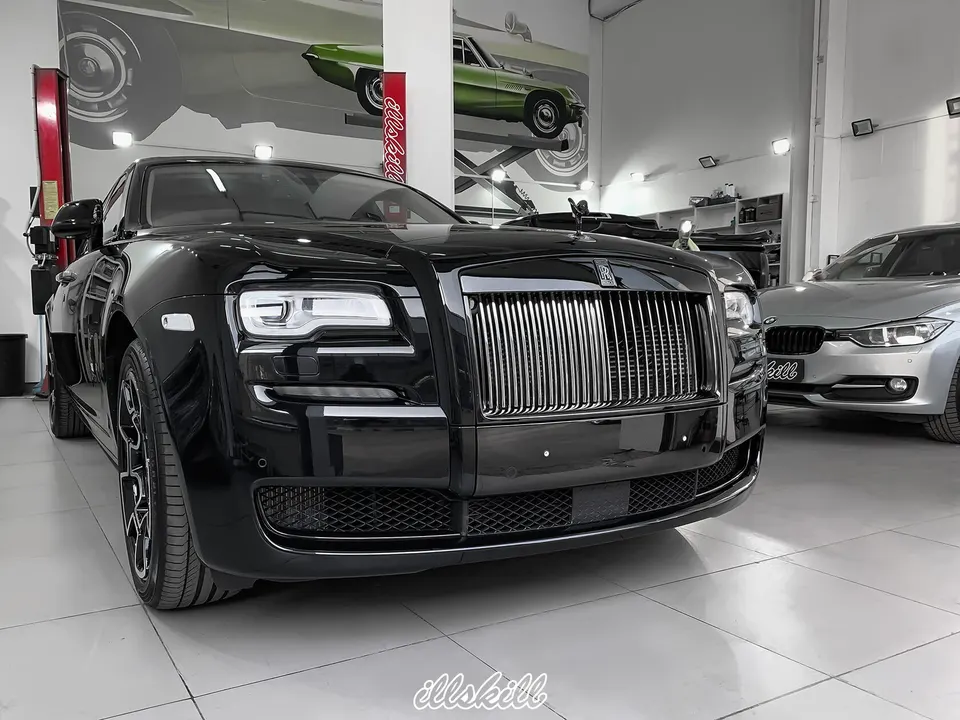 Чёрный Rolls-Royce в мастерской, вид спереди
