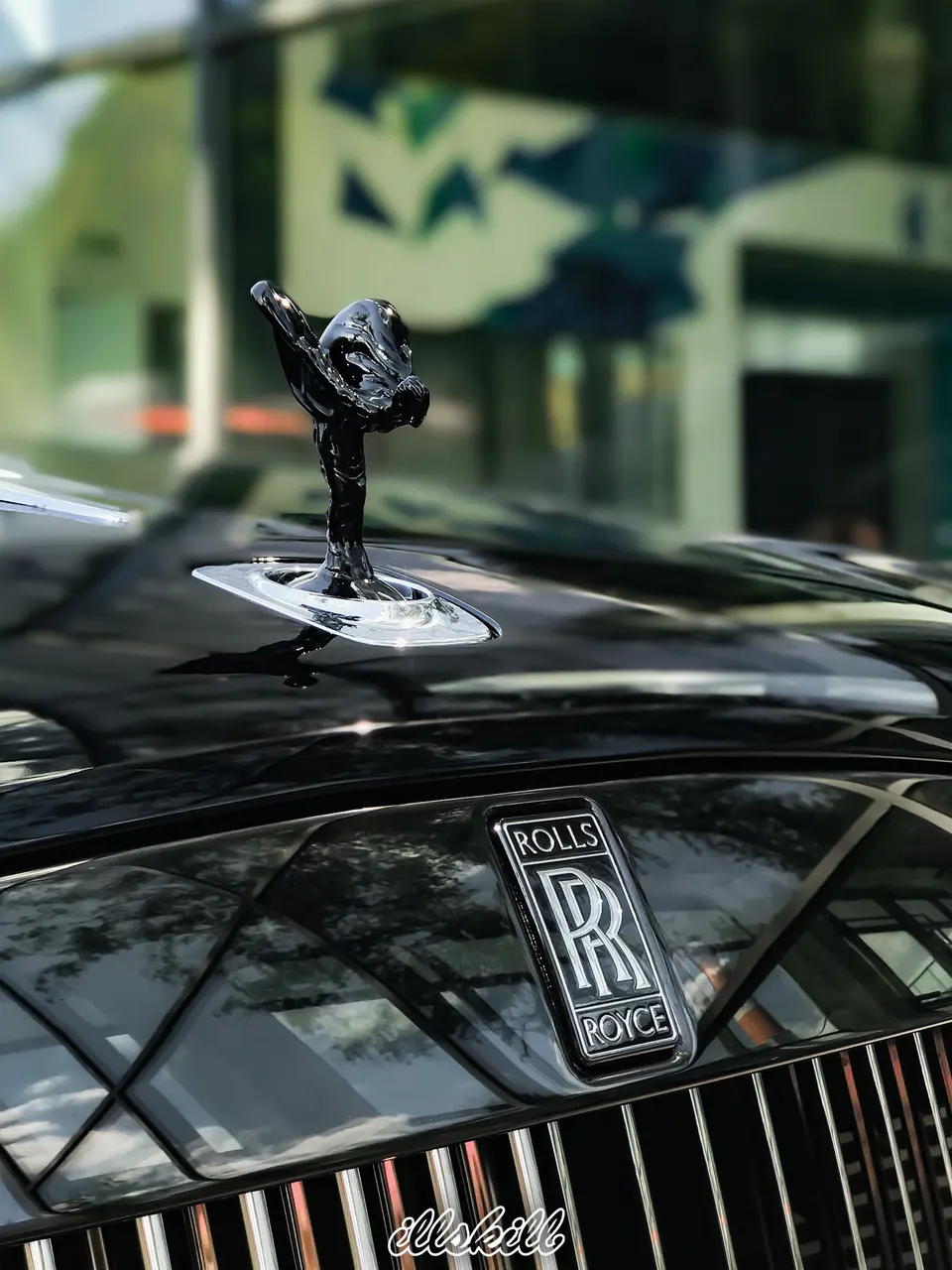 Эмблема и фигурка на капоте чёрного Rolls-Royce