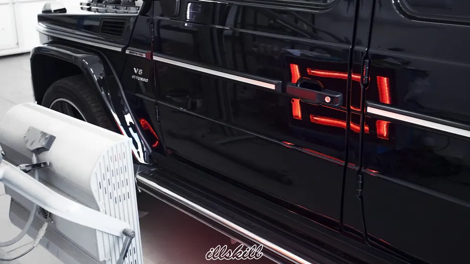 Инфракрасные лампы рядом с чёрным Mercedes-Benz