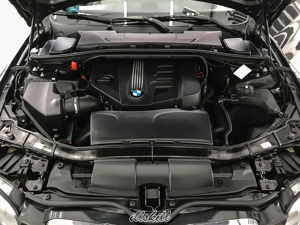 Открытый моторный отсек BMW