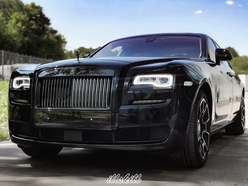 Чёрный Rolls-Royce на открытой площадке