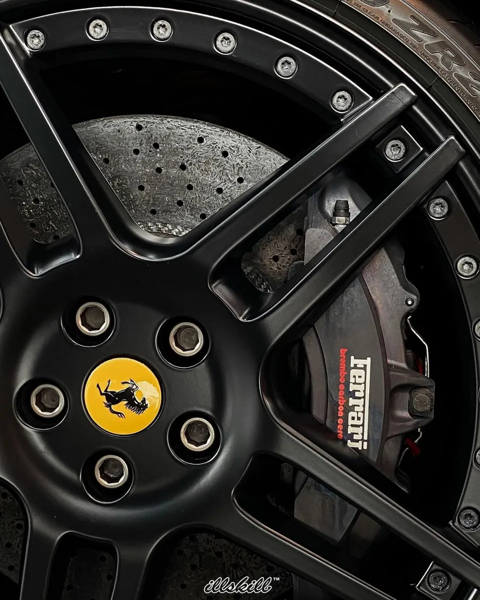 Колесо Ferrari: диск, тормозной диск и суппорт крупным планом
