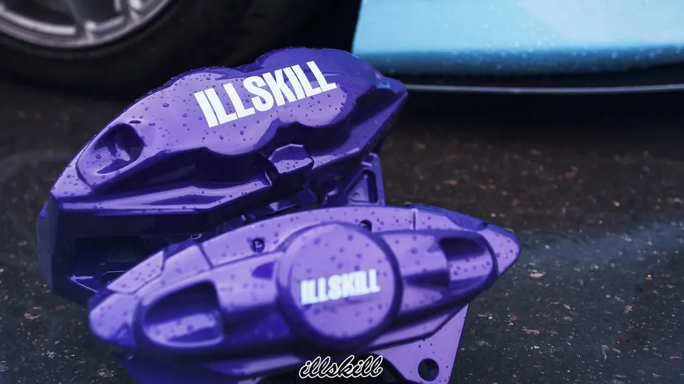 Фиолетовые тормозные суппорты с надписью ILLSKILL