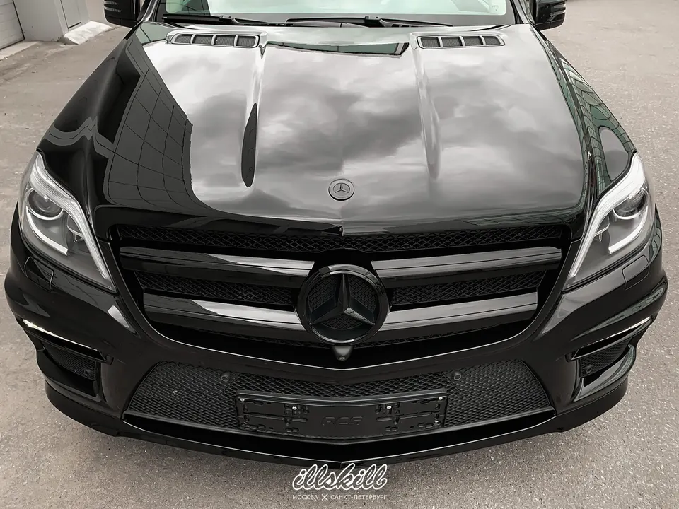 Чёрная решётка и эмблема Mercedes-Benz, вид спереди