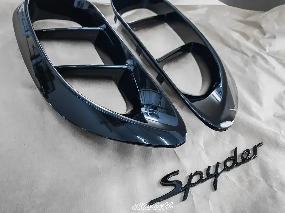 Тёмные накладки и надпись Spyder