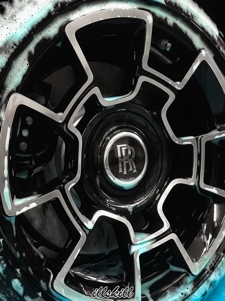 Колесо Rolls-Royce в моющем составе