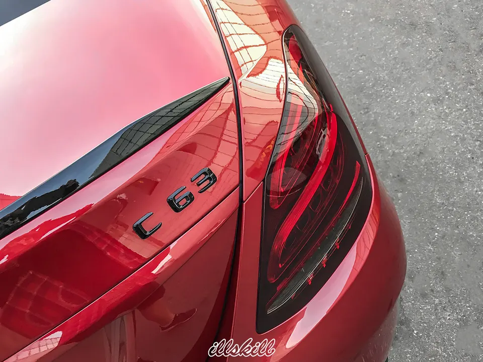 Чёрная надпись C 63 на красной крышке багажника