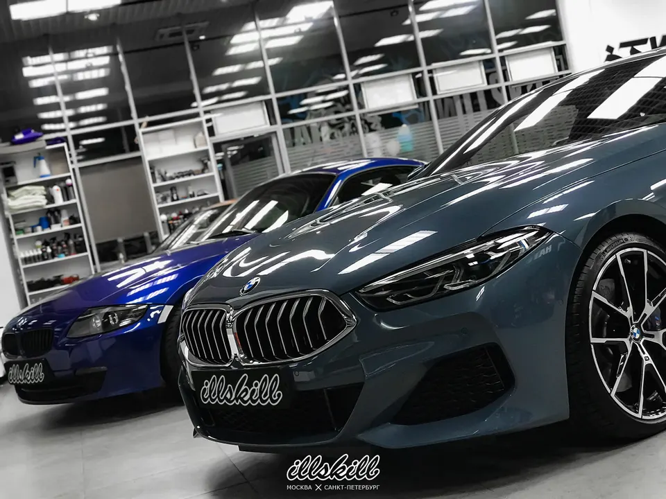 Передняя часть синего BMW в мастерской