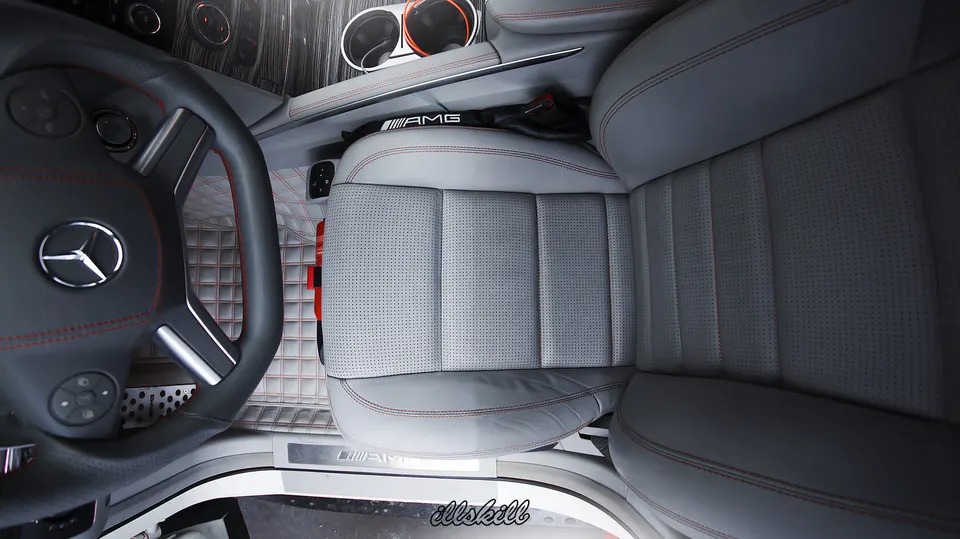 Светлое переднее сиденье и руль Mercedes-Benz
