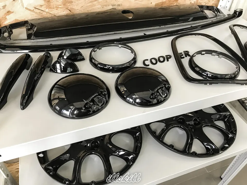 Чёрные окантовки фар и декоративные детали MINI на стеллаже