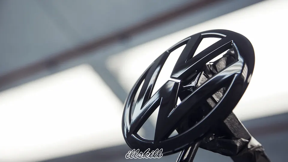 Чёрная эмблема Volkswagen крупным планом
