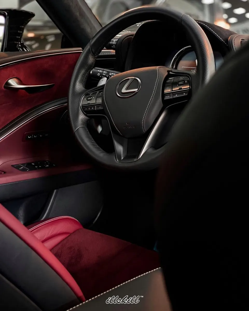 Руль Lexus и красно-чёрная отделка салона