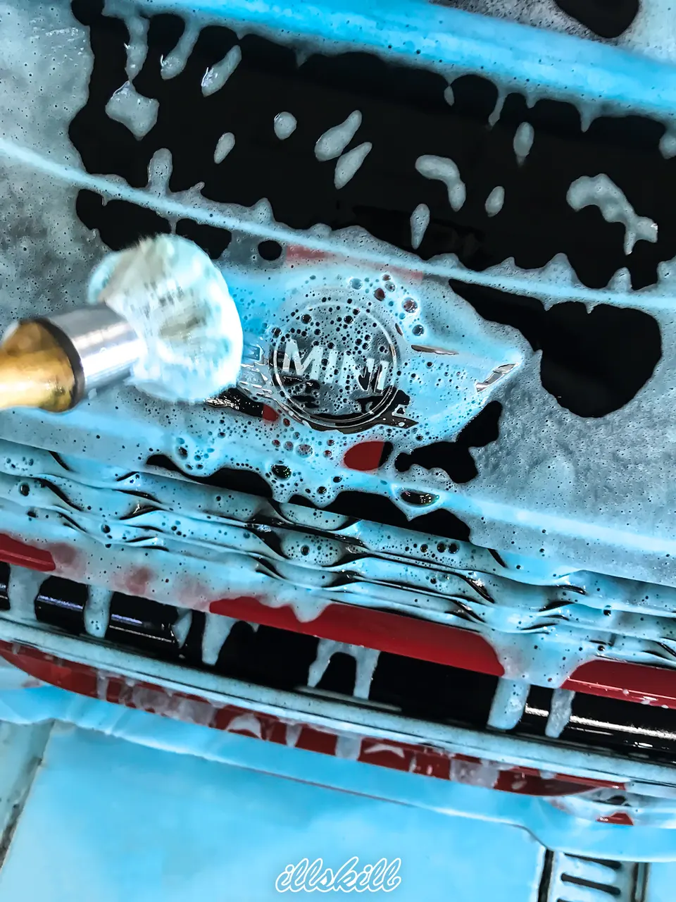 Эмблема MINI и решётка радиатора в пене