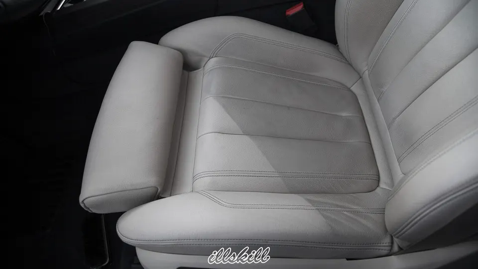 Светлое переднее сиденье BMW
