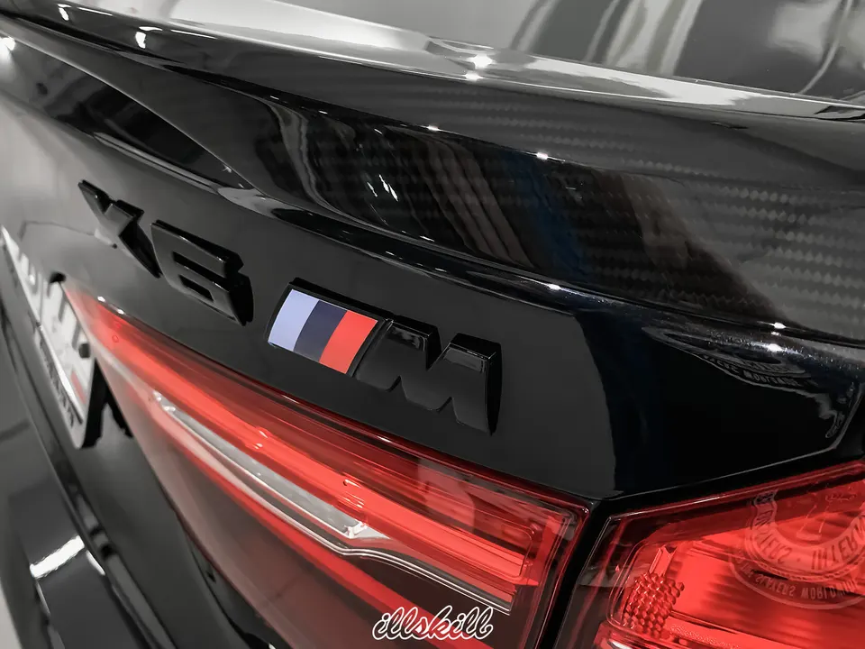 Тёмная эмблема BMW M на крышке багажника