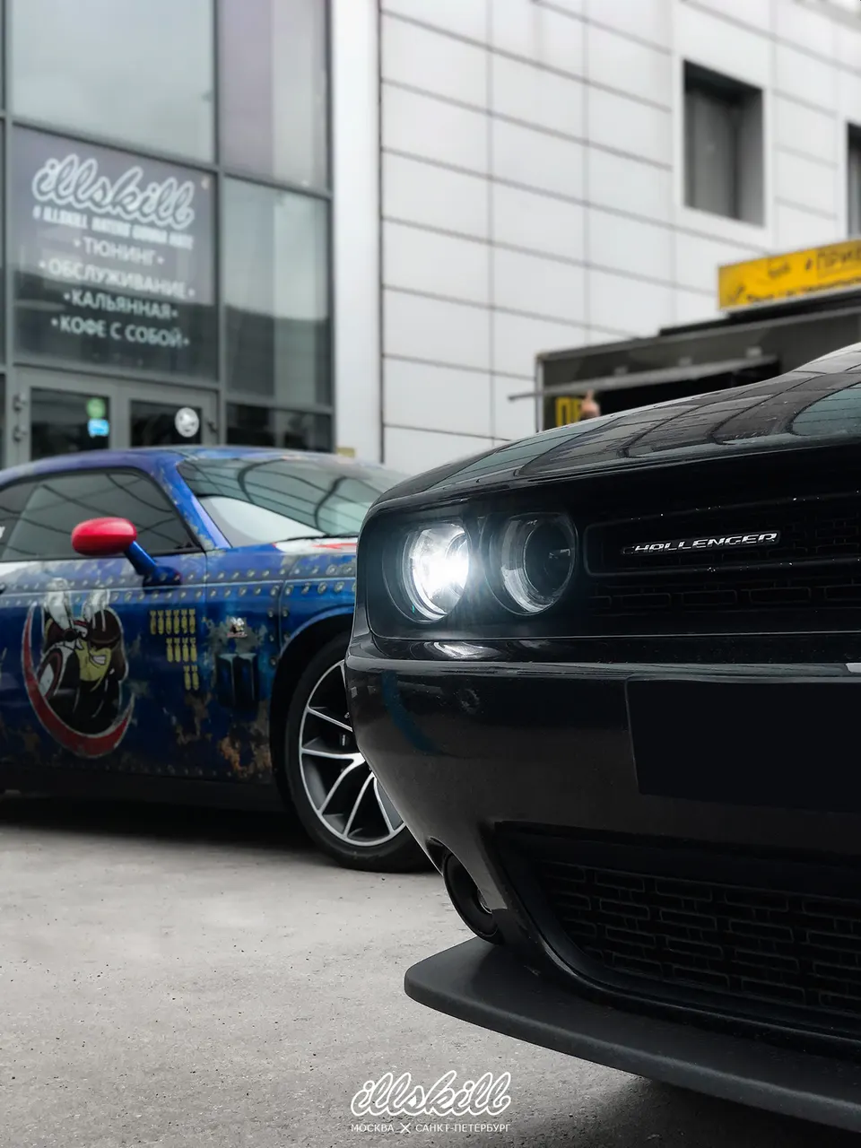 Dodge Challenger и автомобиль с цветной графикой у мастерской