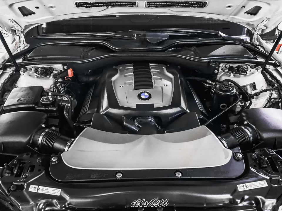 Двигатель BMW под открытым капотом