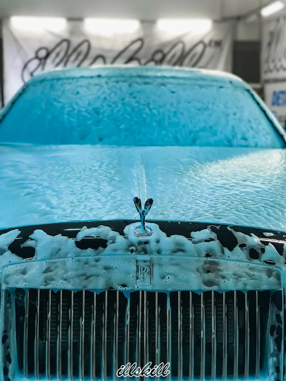 Передняя часть Rolls-Royce под голубой пеной