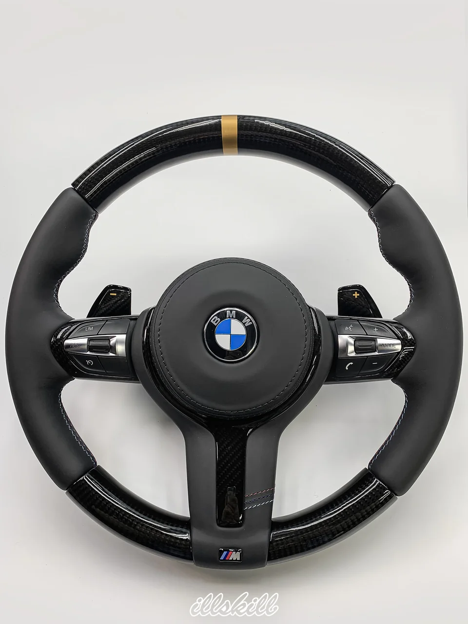 Руль BMW M: карбоновые участки обода, чёрная кожа и жёлтая центральная метка