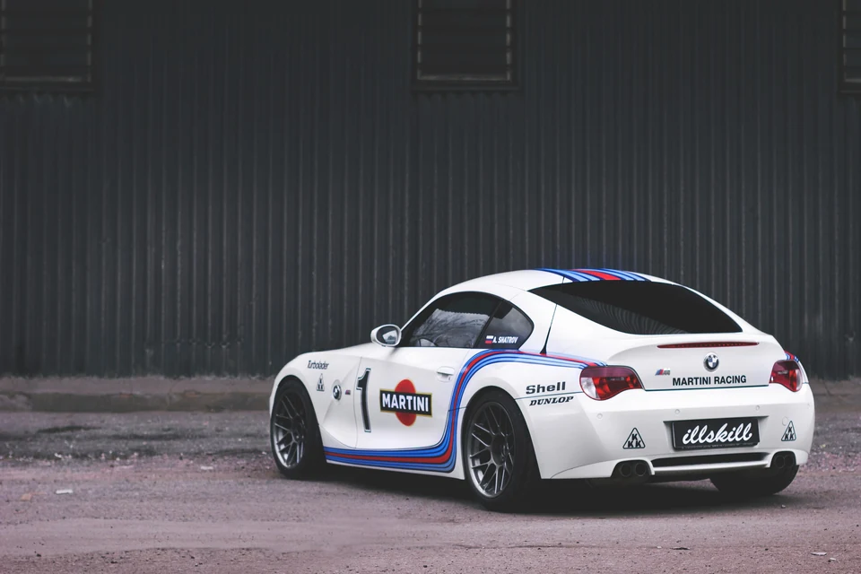 BMW Z4 с левого заднего ракурса: полосы вдоль порога и заднего крыла.