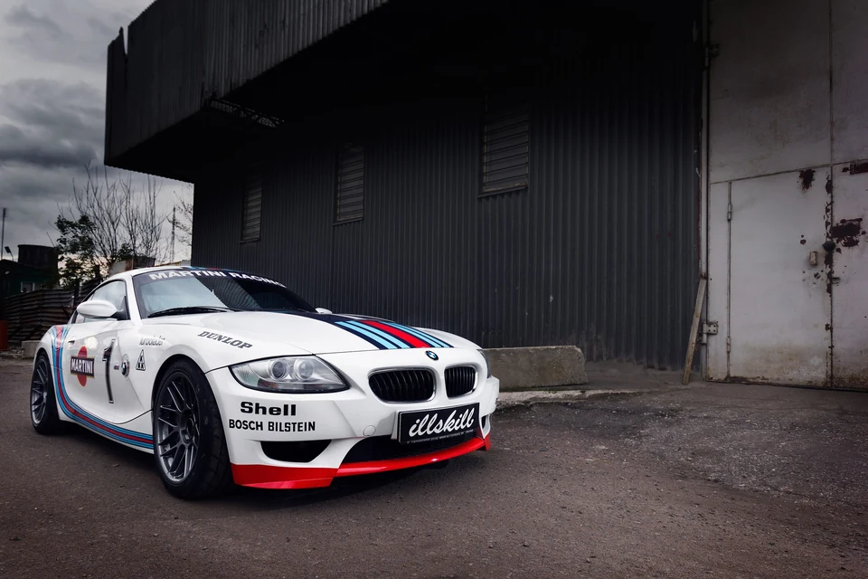 BMW Z4 спереди: полосы на капоте, номер на двери и графика на бампере.
