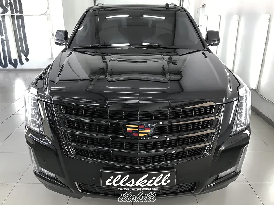 Cadillac с чёрной решёткой радиатора, вид спереди