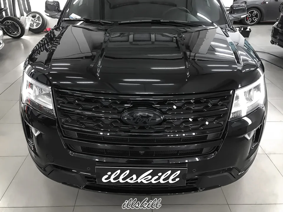 Ford с чёрной решёткой радиатора