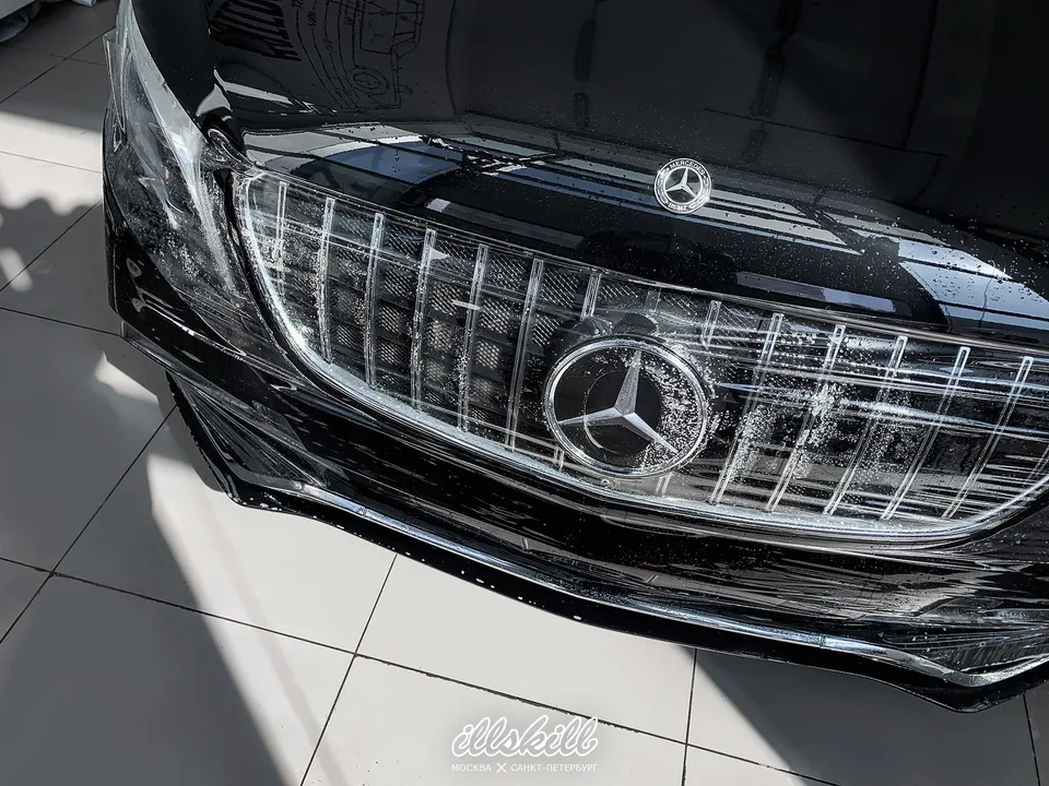 Прозрачная защитная плёнка на передней части Mercedes-Benz во время оклейки