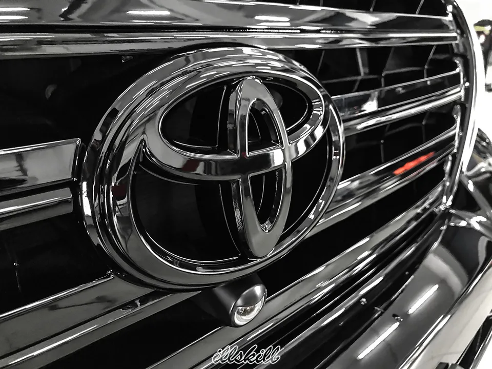 Чёрная эмблема Toyota крупным планом
