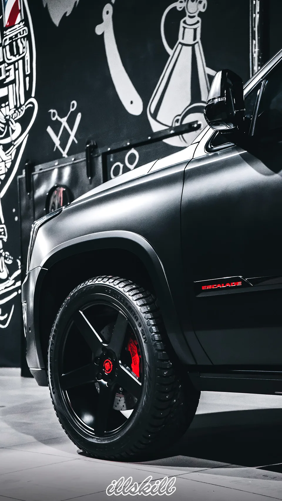 Чёрное колесо и красный суппорт Cadillac Escalade
