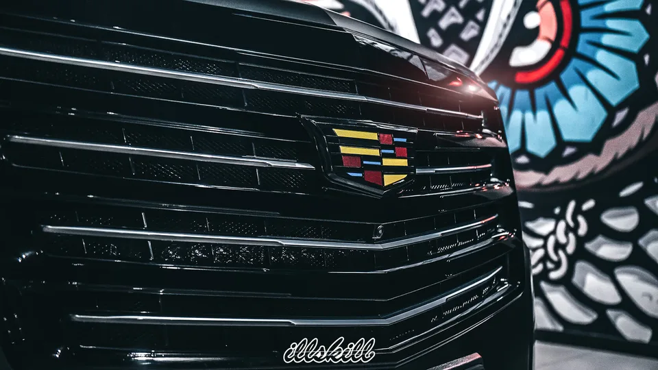 Чёрная решётка Cadillac с цветной эмблемой