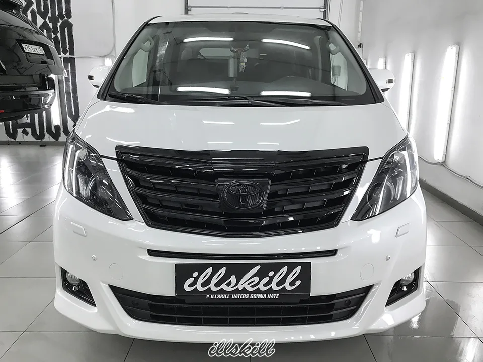 Белая Toyota с чёрными деталями решётки радиатора