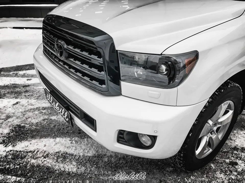 Передняя часть белой Toyota с чёрной решёткой