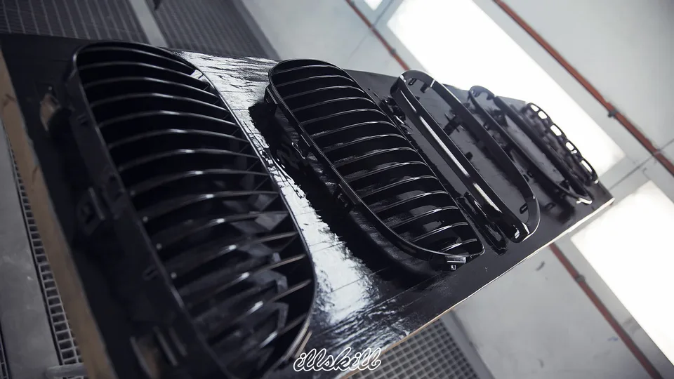 Снятые чёрные решётки радиатора BMW