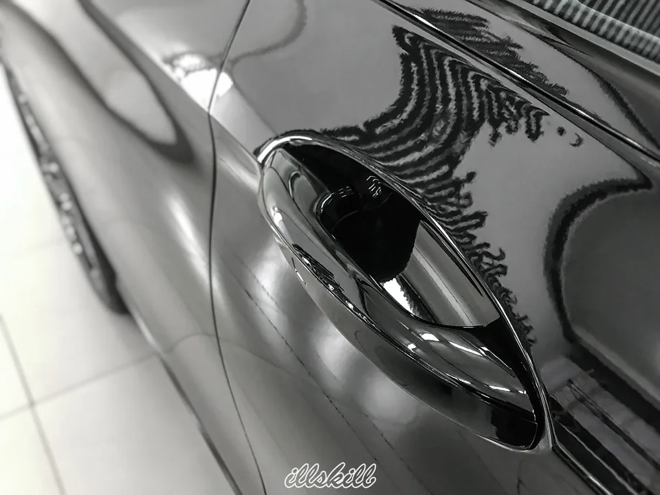 Чёрная дверная ручка автомобиля