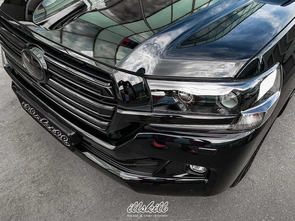 Чёрная решётка и окантовка фары Toyota Land Cruiser