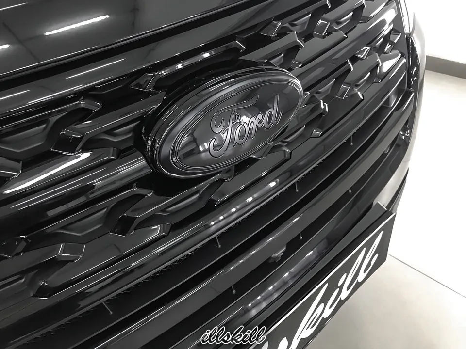 Чёрная решётка и эмблема Ford крупным планом